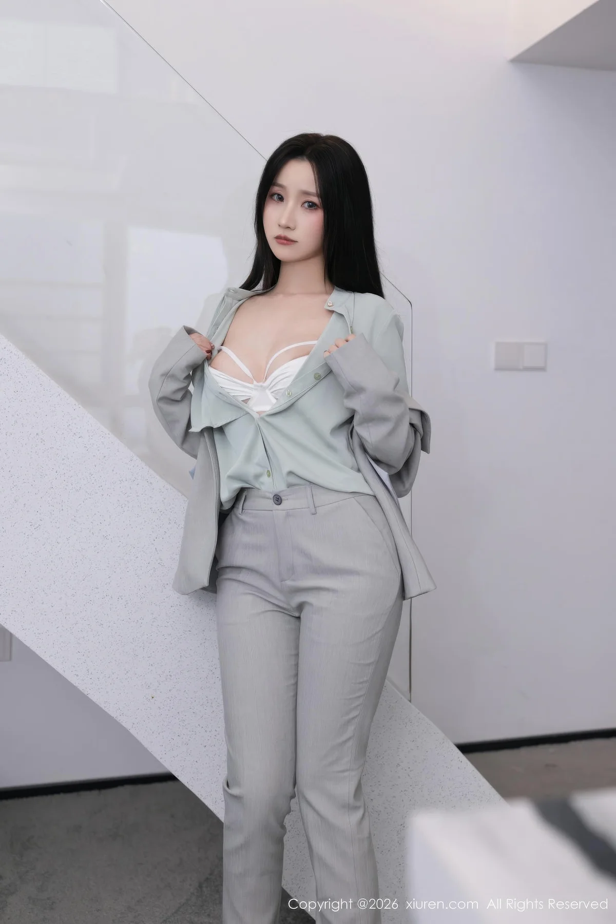 XiuRen 秀人 No.11285 杏子Yada 灰色OL服饰 - 1