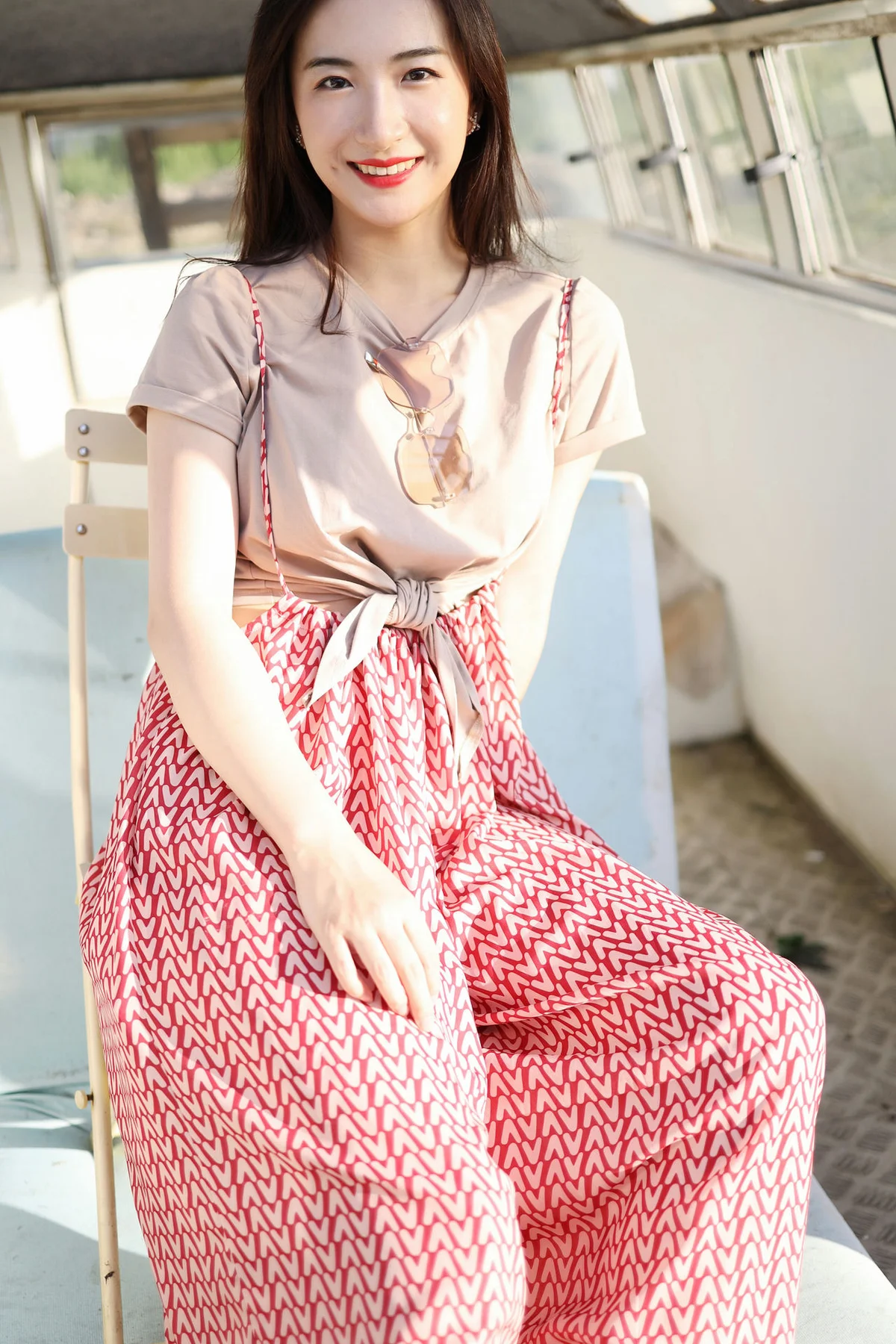 XiuRen 秀人 No.1718 气质梨涡妹 艺儿拿铁清新写真 - 1