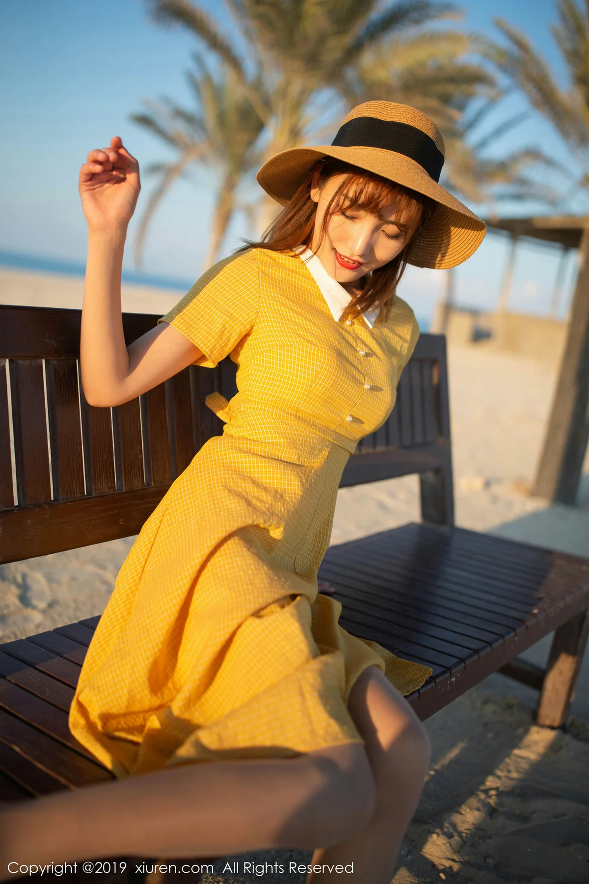 XiuRen 秀人 No.1812 女友互动写真 陆萱萱波斯湾畔海滨 - 4