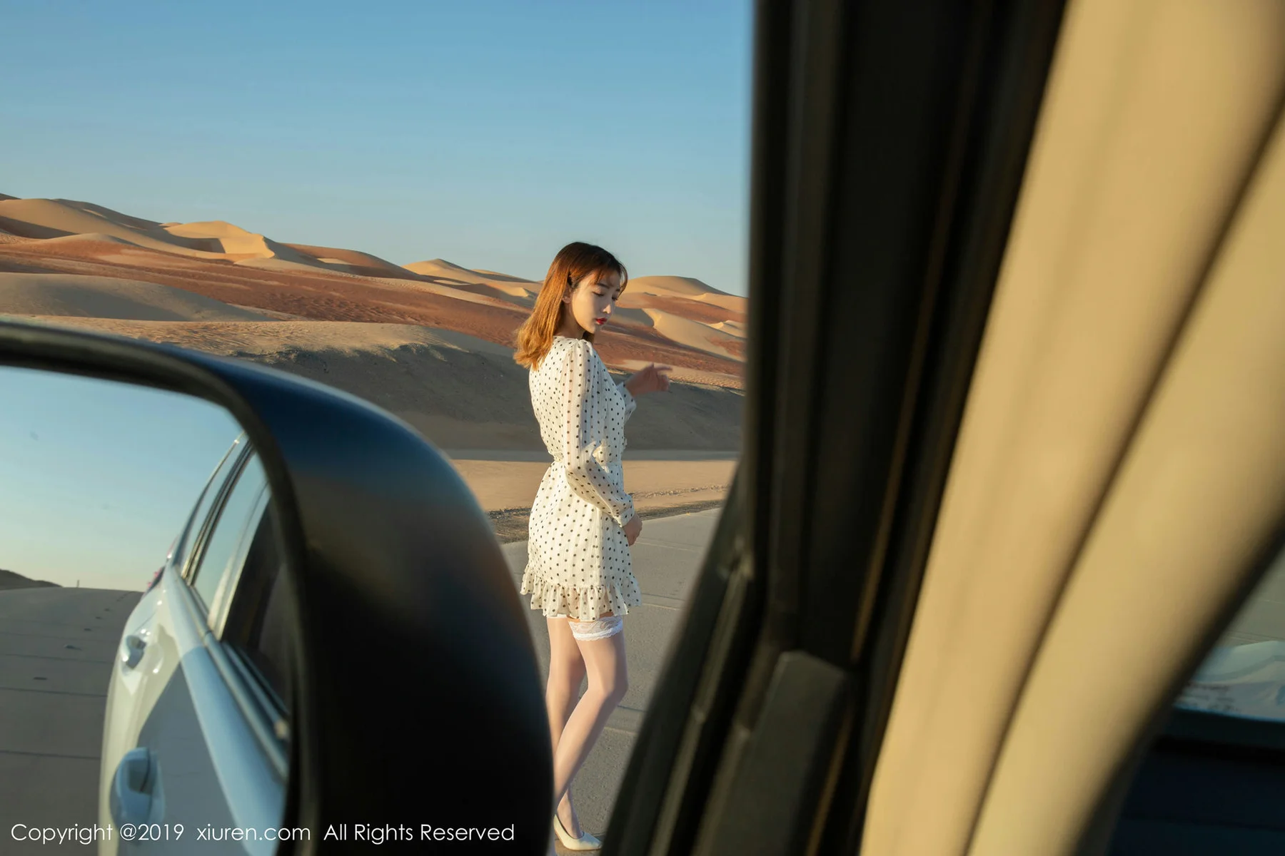 XiuRen 秀人 No.1865 陆萱萱 沙漠搭车记车模主题写真 - 1