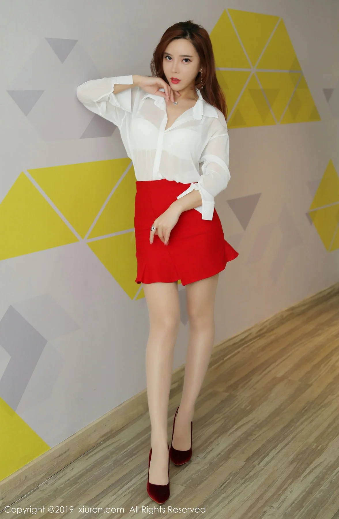 XiuRen 秀人 No.1879 白衬衫与短裙 艾小青 性感写真 - 1
