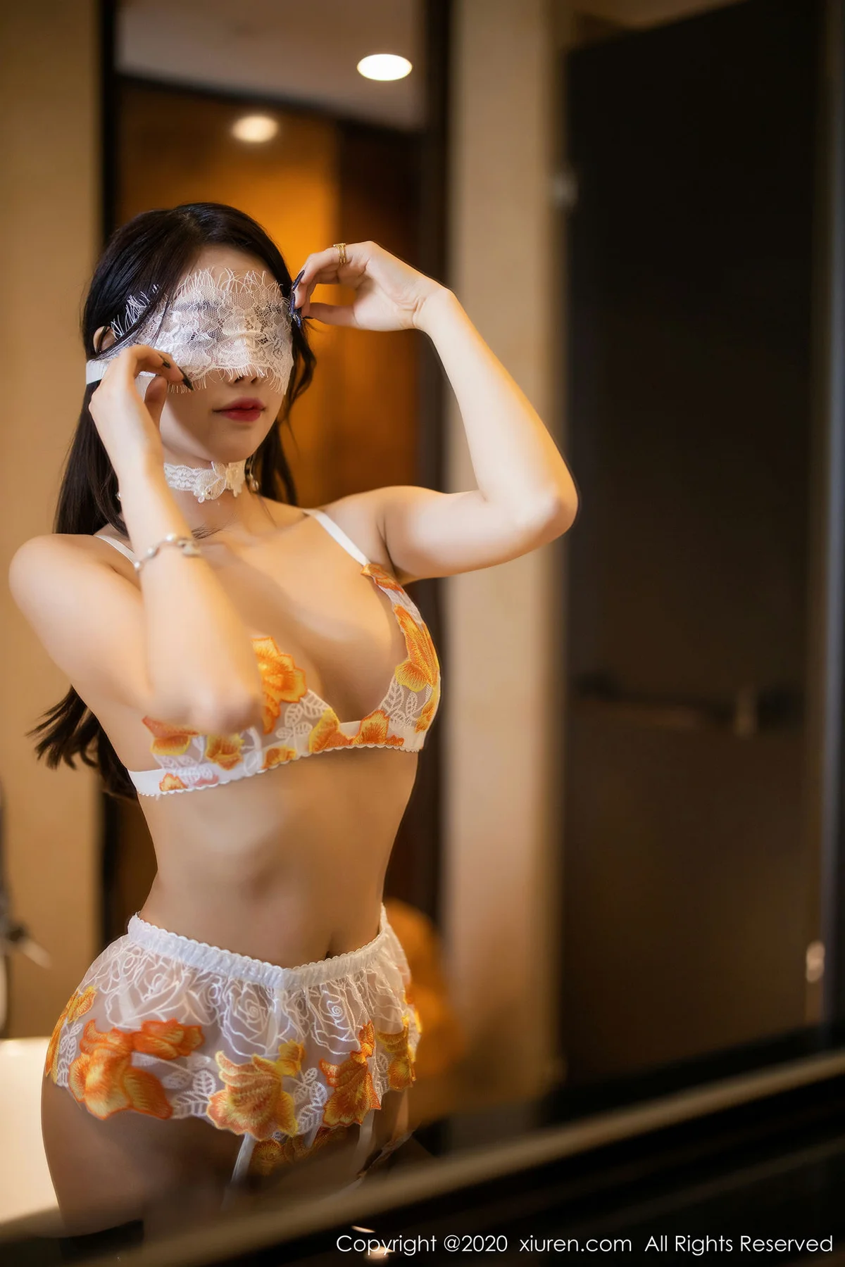 XiuRen 秀人 No.1989 情趣蒙面与蕾丝吊袜 杨晨晨sugar - 1