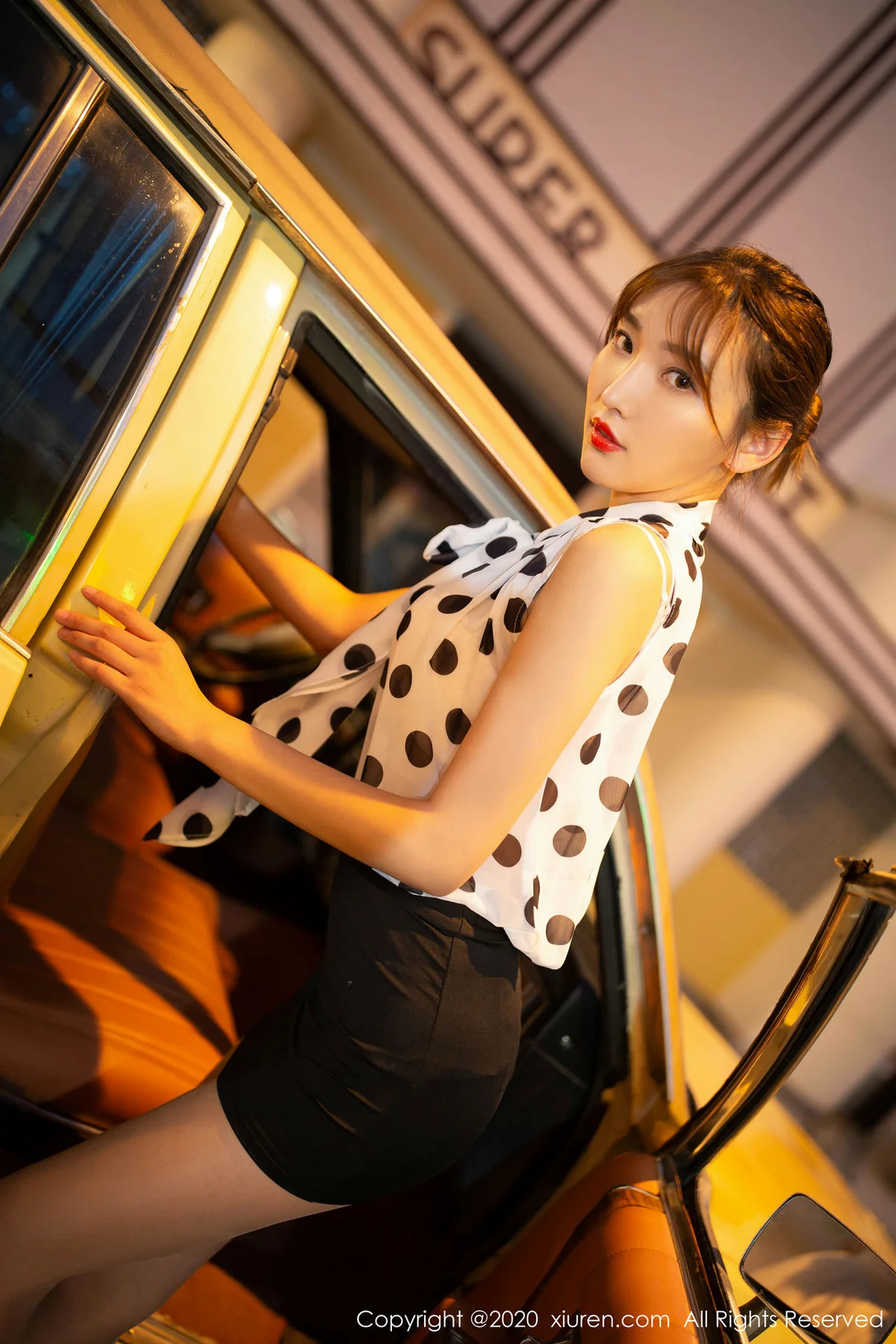 XiuRen 秀人 No.2222 香车美人场景 陆萱萱 约会日记主题写真 - 10