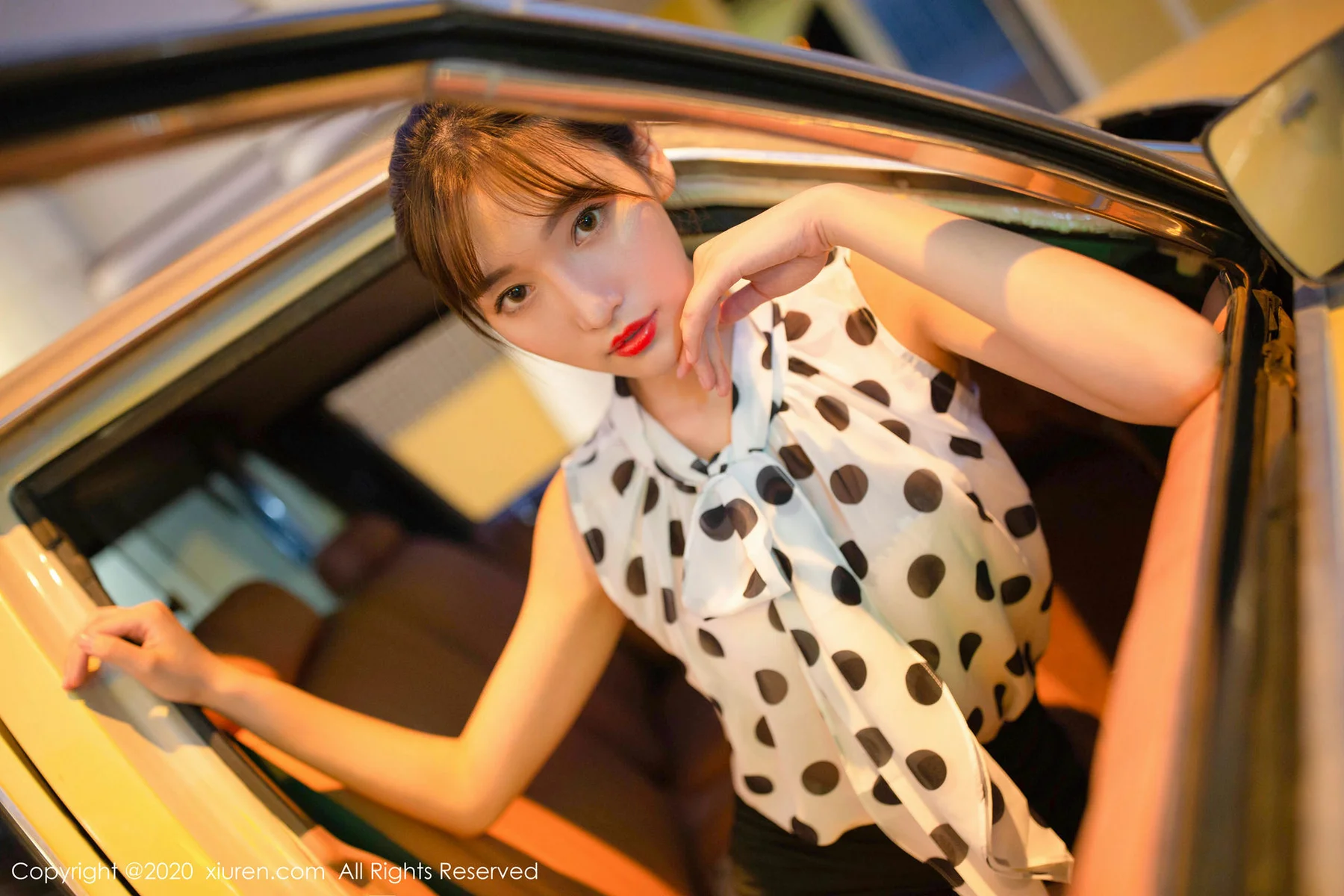 XiuRen 秀人 No.2222 香车美人场景 陆萱萱 约会日记主题写真 - 2