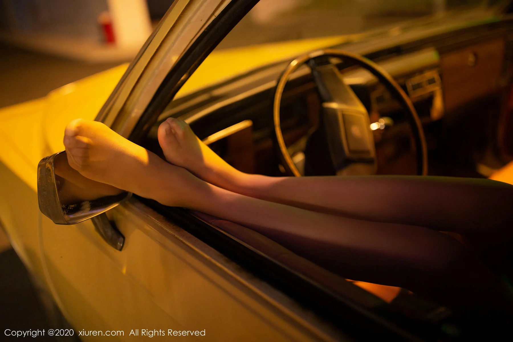 XiuRen 秀人 No.2222 香车美人场景 陆萱萱 约会日记主题写真 - 9