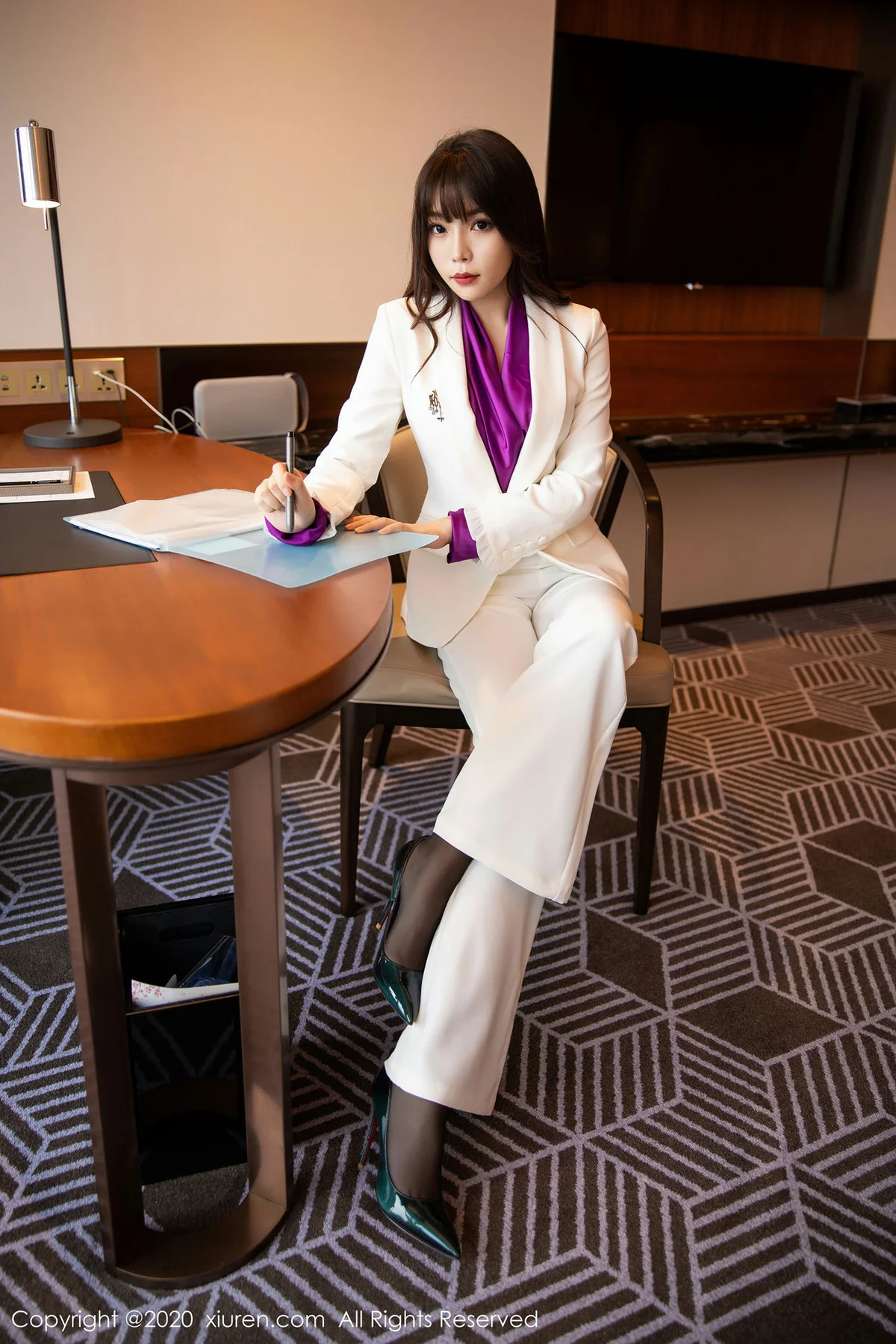 XiuRen 秀人 No.2256 制服黑丝 芝芝Booty 爆乳嫩模 - 9