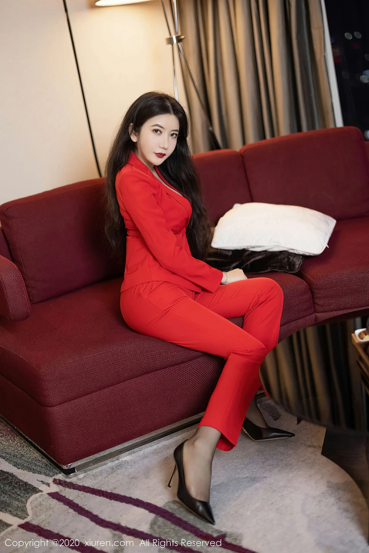 XiuRen 秀人 No.2828  心妍小公主 性感西装熟女 - 1