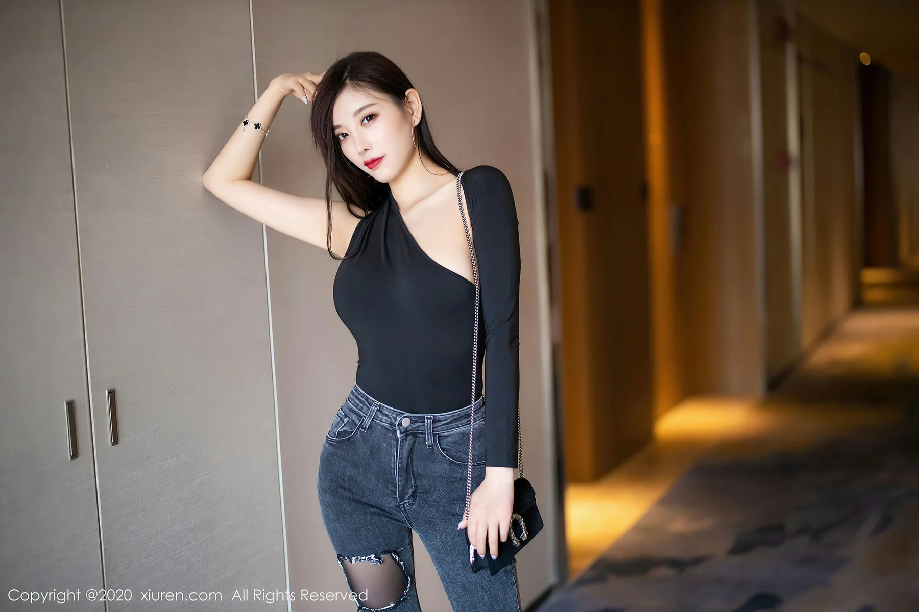 XiuRen 秀人 No.2841  真空美乳连体衣 杨晨晨 性感牛仔 - 2