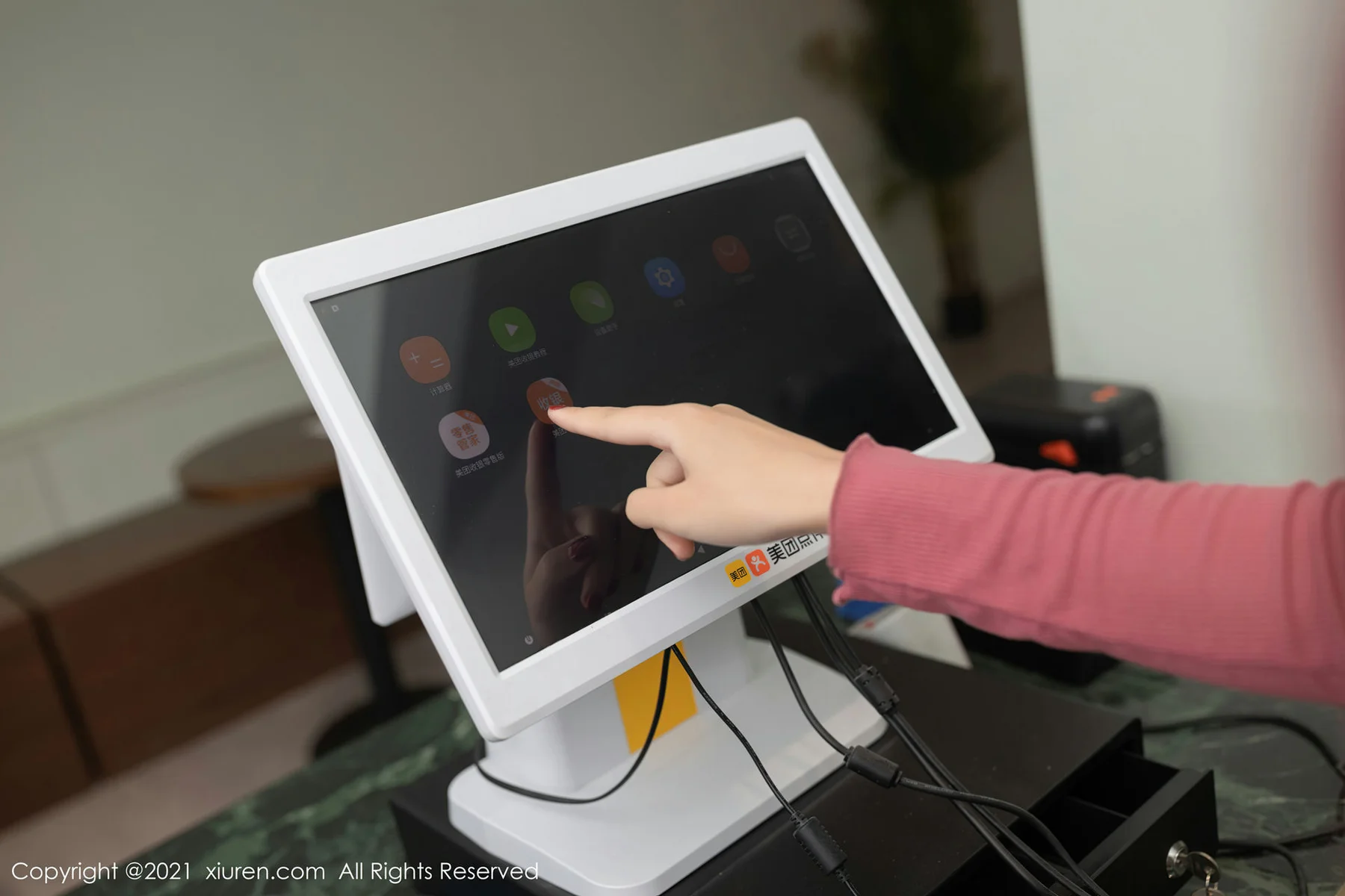 XiuRen 秀人 No.3017  妻子送酒后主题写真 唐安琪 - 10