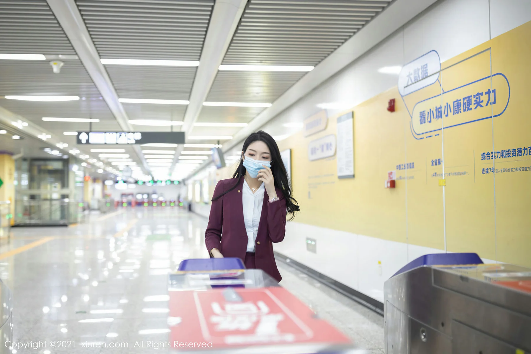 XiuRen 秀人 No.3092  angela小热巴 末班地铁酒红色职业 - 6