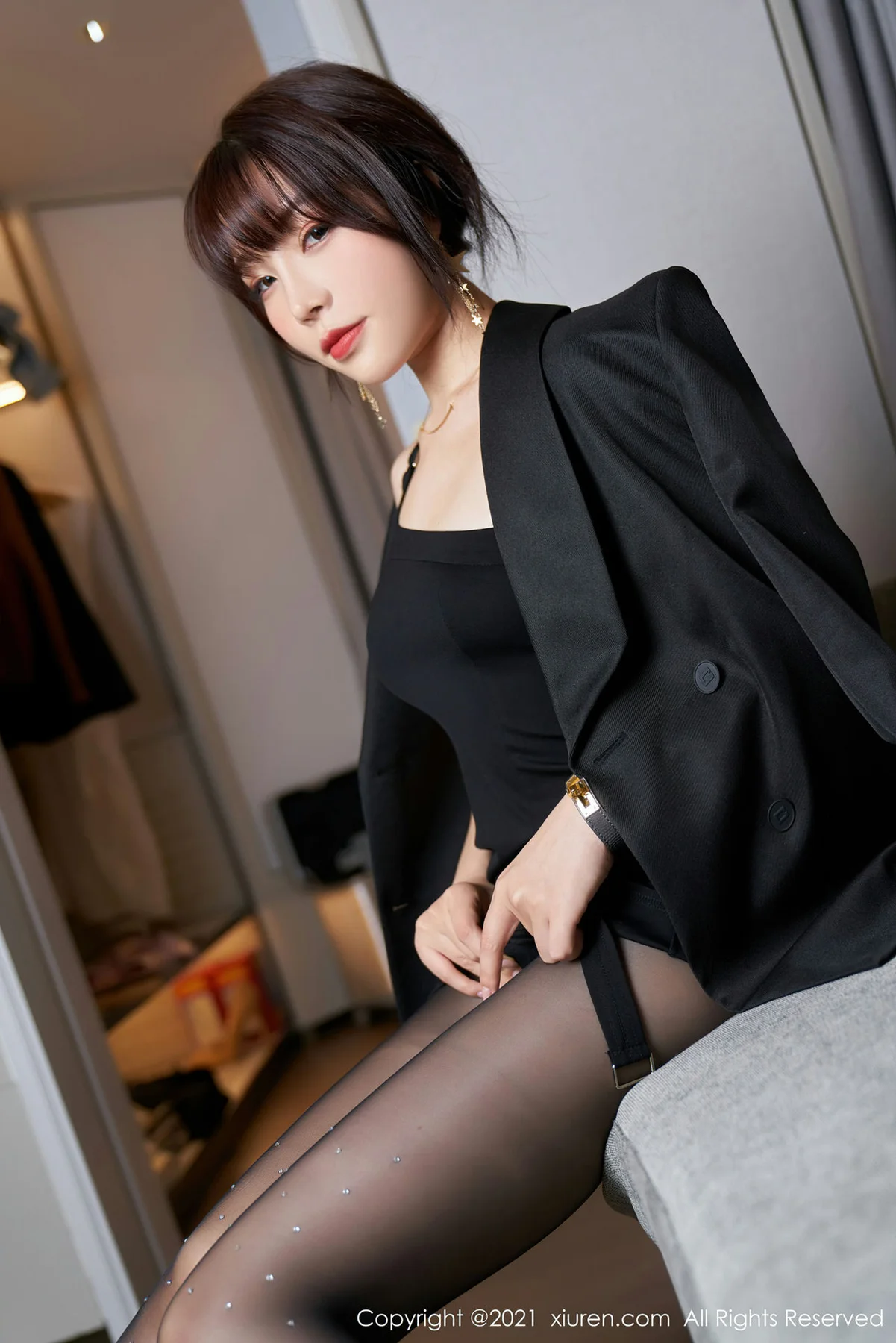 XiuRen 秀人 No.3285  黑丝OL 芝芝Booty 黑色主题的西服 - 6