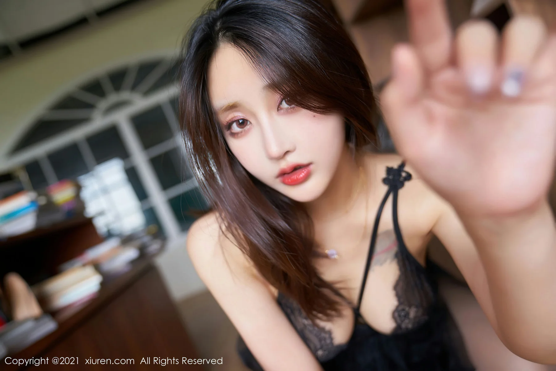 XiuRen 秀人 No.3311  镂空透裙 林子欣Freya 心愿旅拍写真 - 1