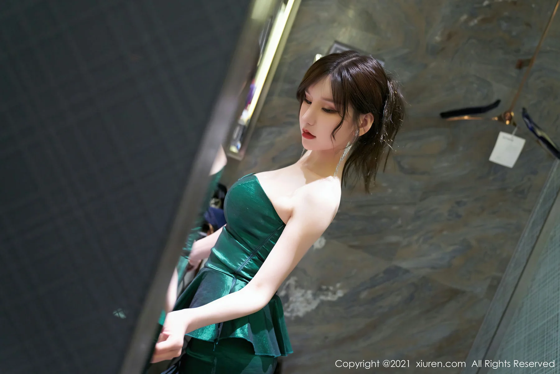 XiuRen 秀人 No.3321  浴室内艳丽动人 周于希Sandy 性感写真 - 8