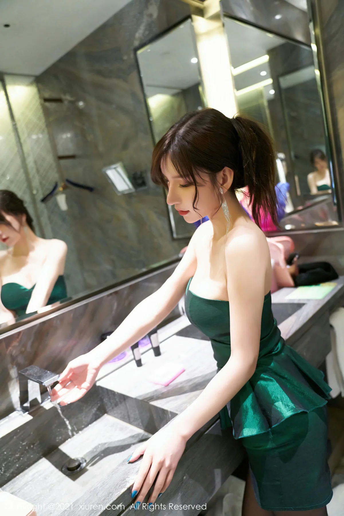 XiuRen 秀人 No.3321  浴室内艳丽动人 周于希Sandy 性感写真 - 10