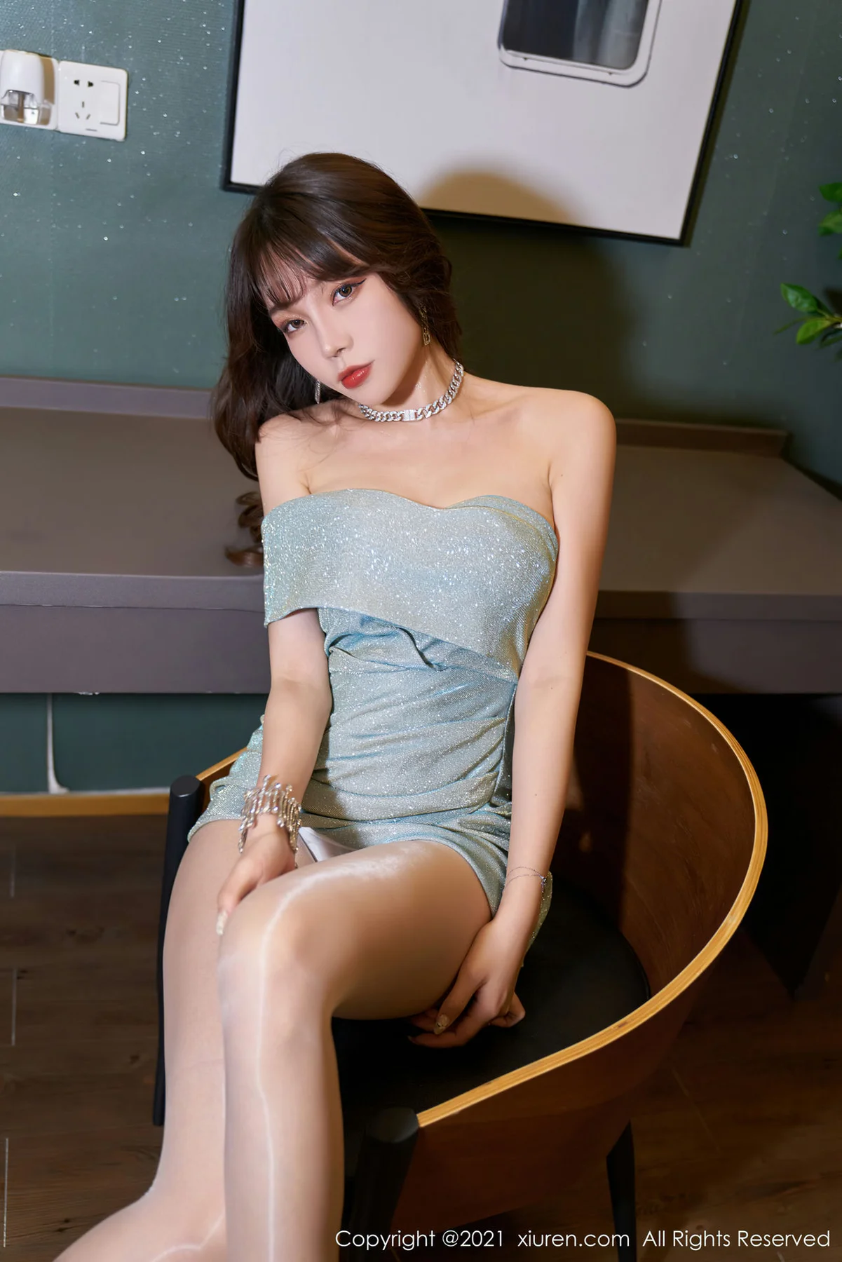 XiuRen 秀人 No.3380  圆润酥胸与丝袜美足 芝芝Booty 性感写真 - 10