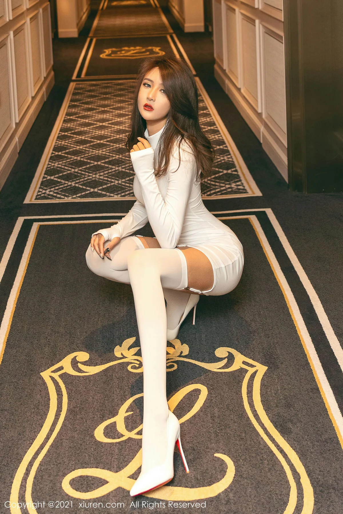 XiuRen 秀人 No.3454  紧身服饰与吊袜 Emily顾奈奈 澳门旅拍写真 - 1