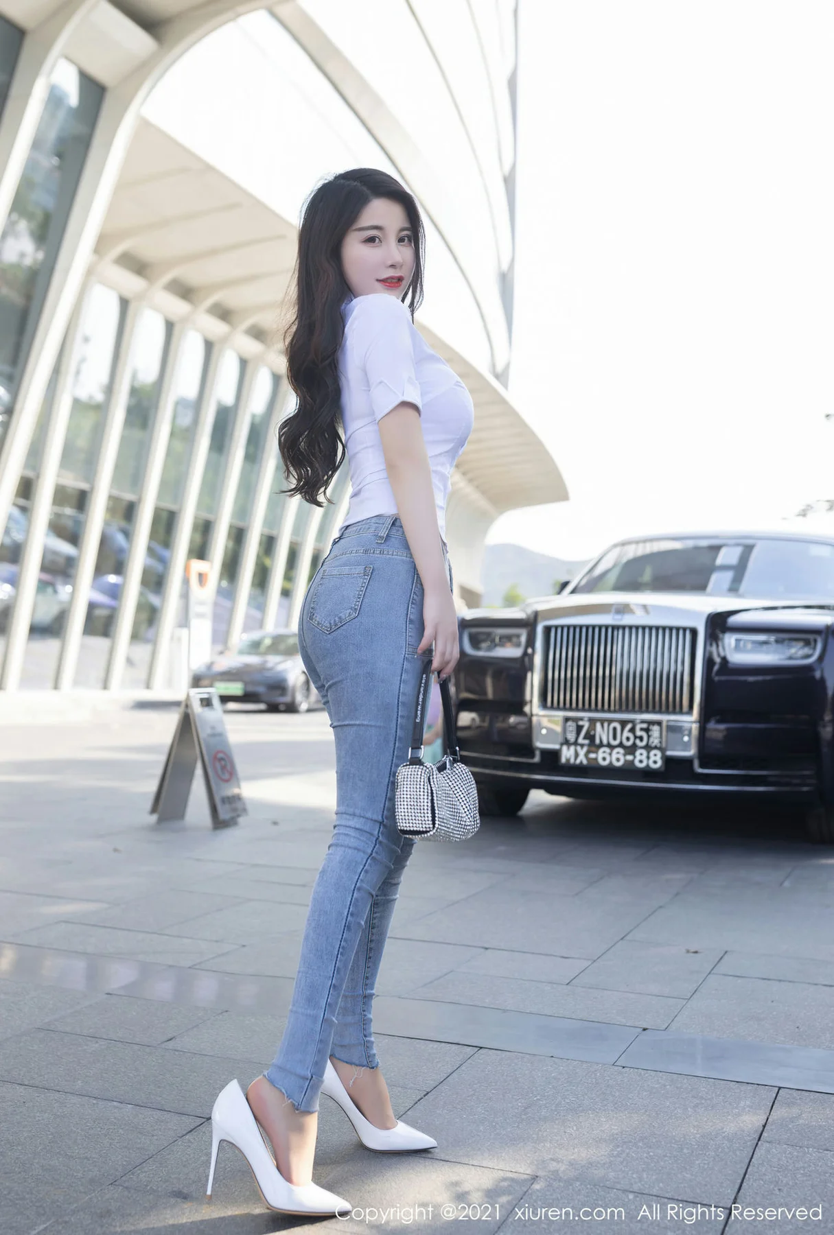 XiuRen 秀人 No.3501  爆乳衬衫 美七Mia 澳门旅拍写真 - 1