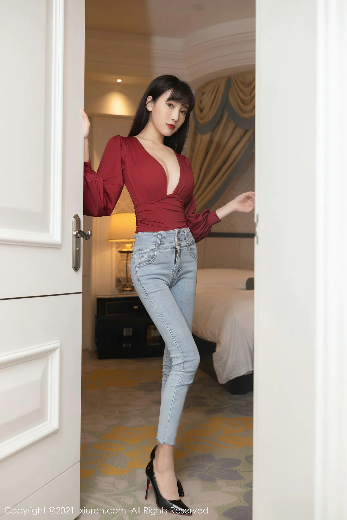 XiuRen 秀人 No.3505  猩红上衣 陆萱萱 成都旅拍写真 - 8