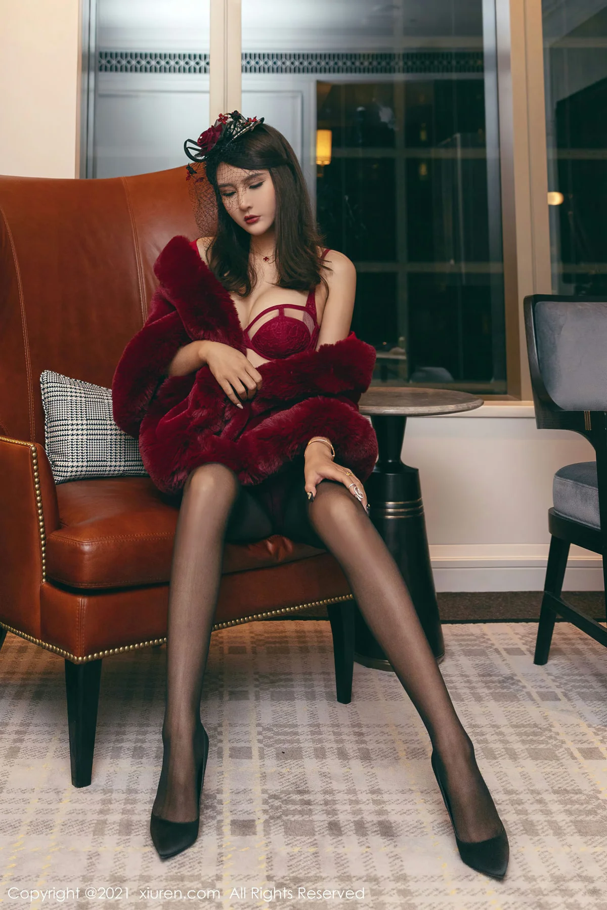 XiuRen 秀人 No.3548 猩红贵妇装束 Emily尹菲 澳门旅拍写真 - 2