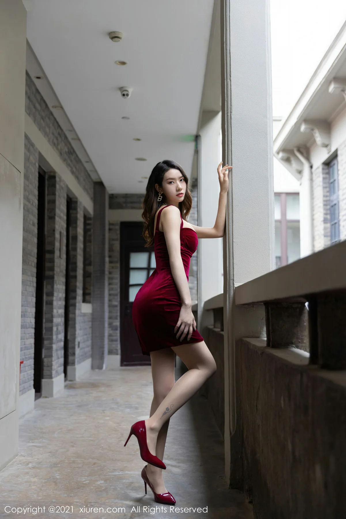 XiuRen 秀人 No.3616 性感红裙与极致丝袜 方子萱 性感写真3 - 5