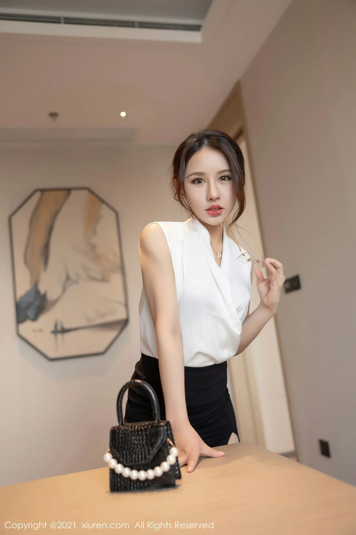 XiuRen 秀人 No.3623 眼镜OL 徐安安 江浙沪旅拍3 - 4