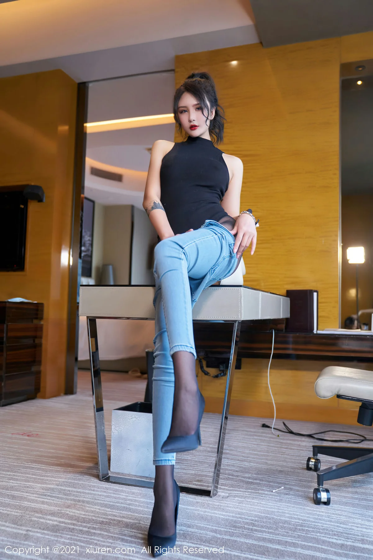 XiuRen 秀人 No.3976 直率动人牛仔裤 Emily尹菲 云南旅拍 - 10