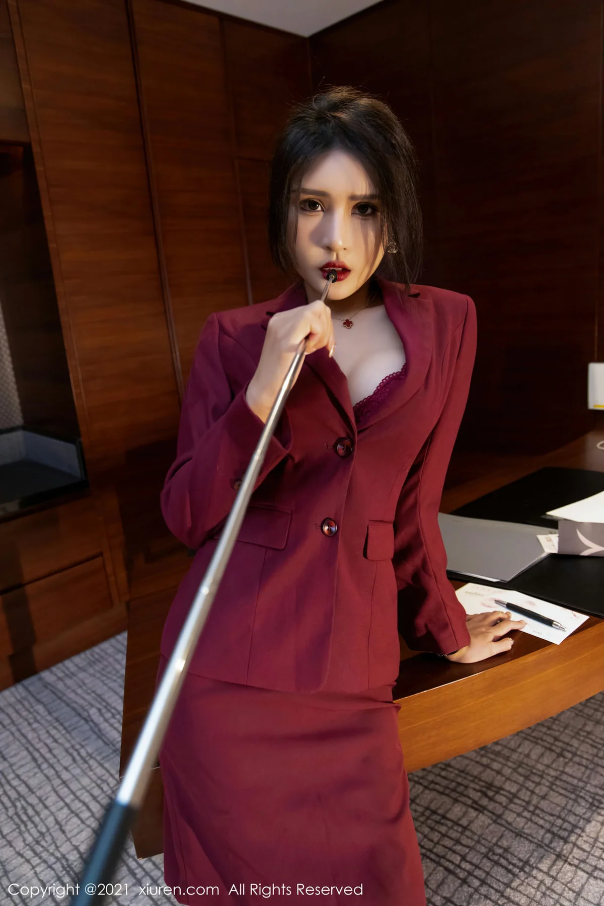 XiuRen 秀人 No.4038 猩红OL教鞭 Emily尹菲 性感写真 - 5