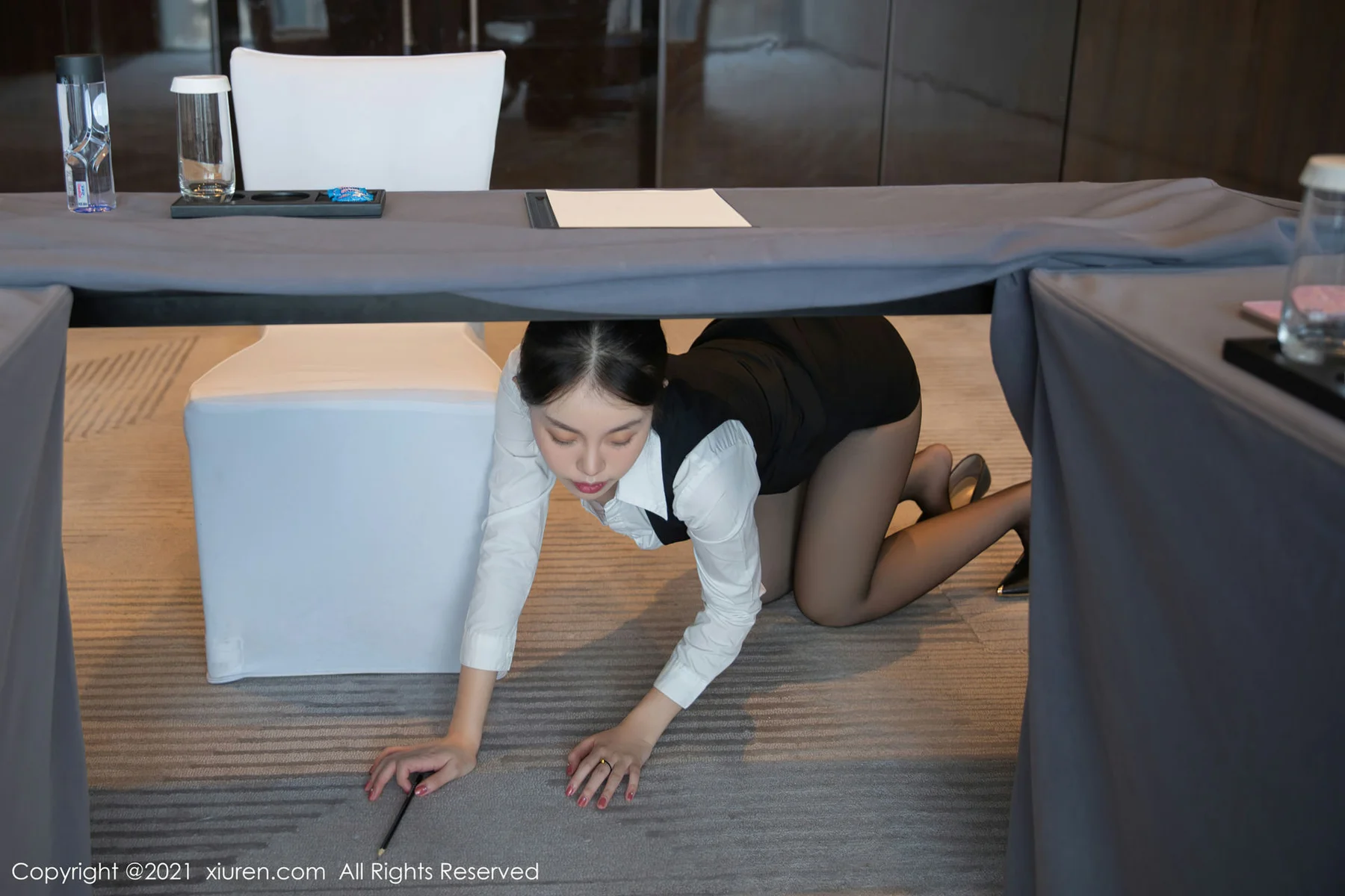 XiuRen 秀人 No.4083 上司会议室开会主题 一颗甜蛋黄a 性感写真1 - 7