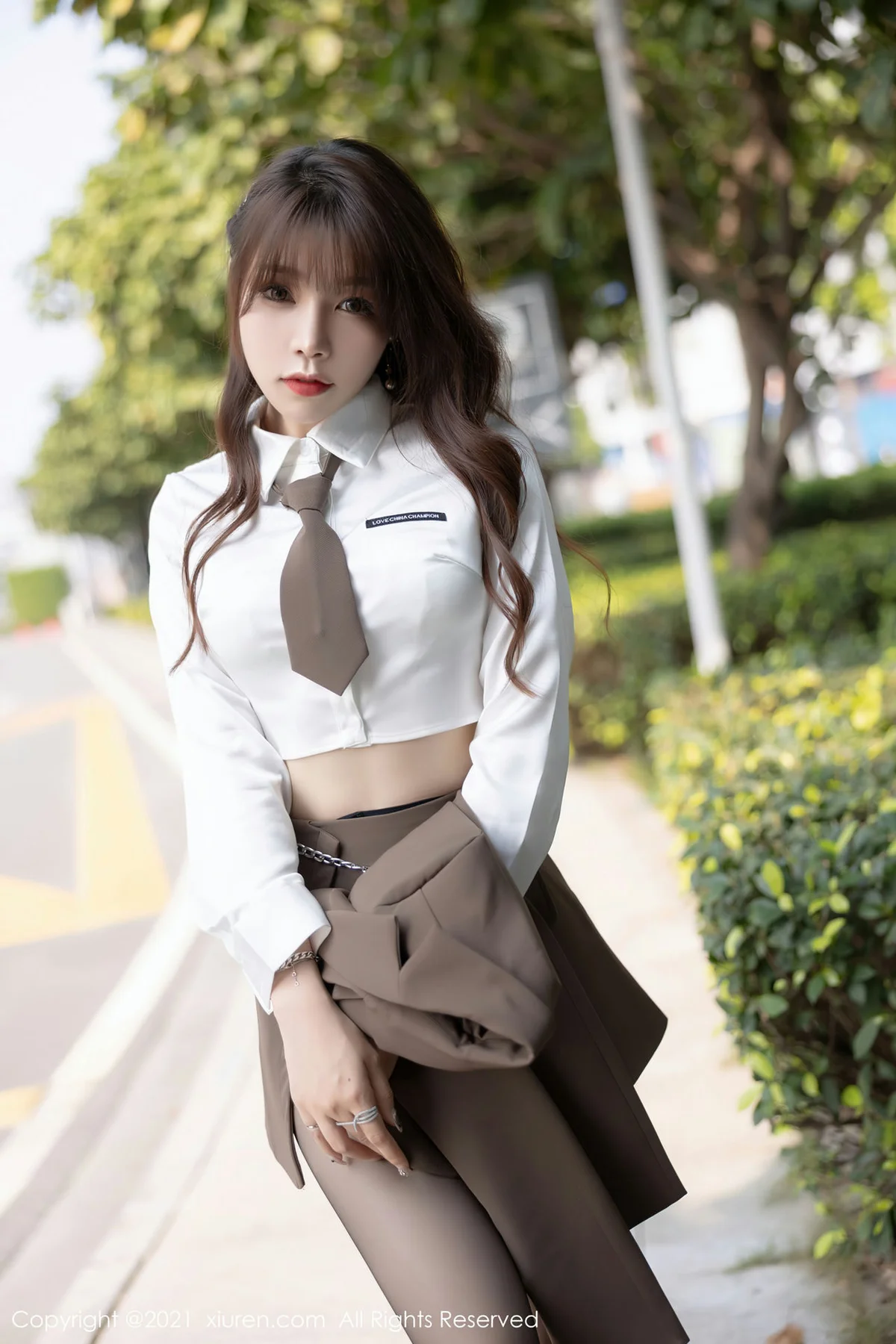 XiuRen 秀人 No.4299 棕色超短裙 芝芝Booty 性感写真1 - 6