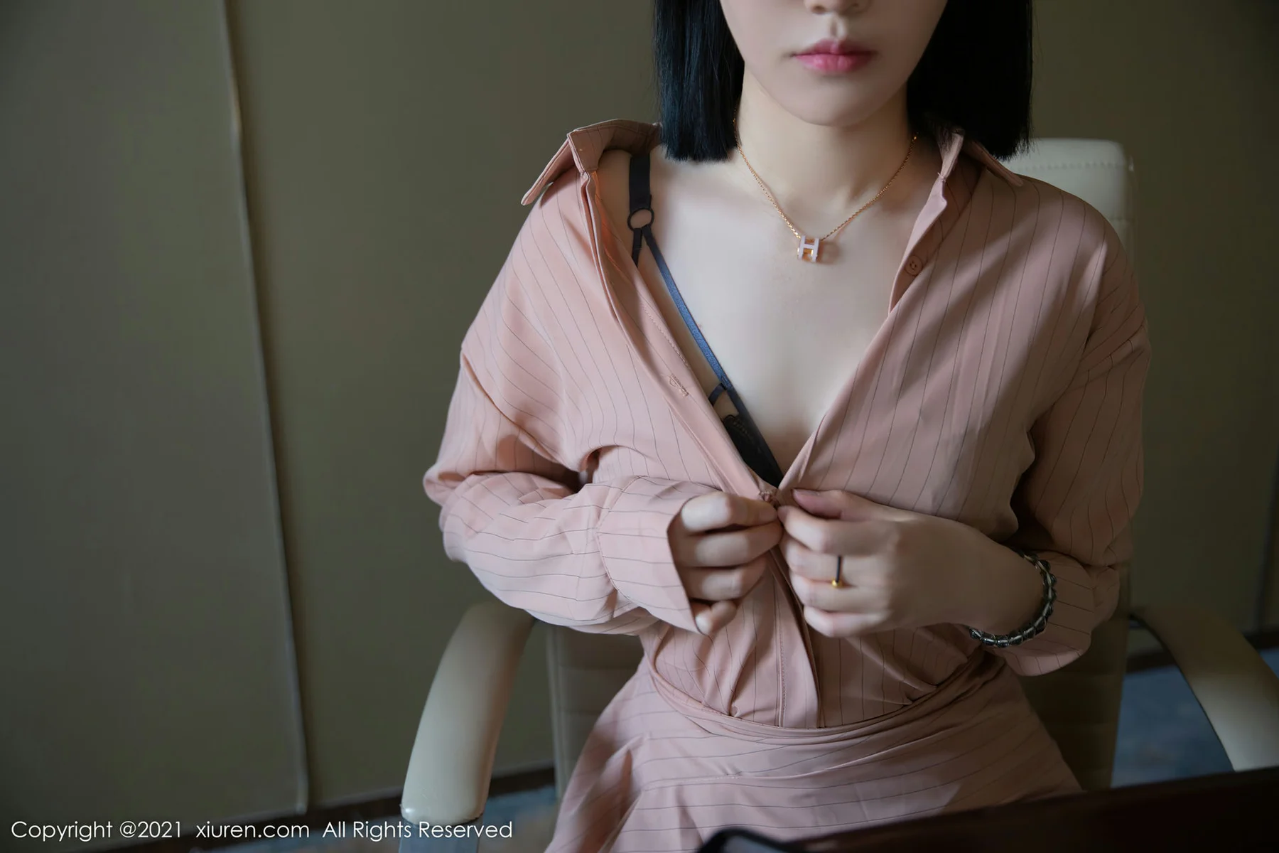 XiuRen 秀人 No.4393 原色丝袜玉体 一颗甜蛋黄a 性感写真1 - 2