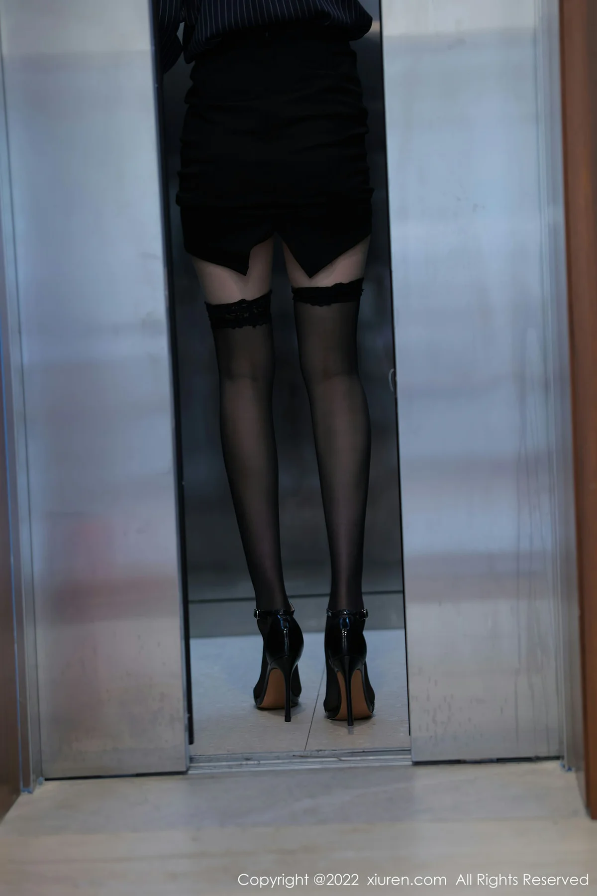 XiuRen 秀人 No.4513 电梯间艳遇 summer宝宝 性感写真 - 1