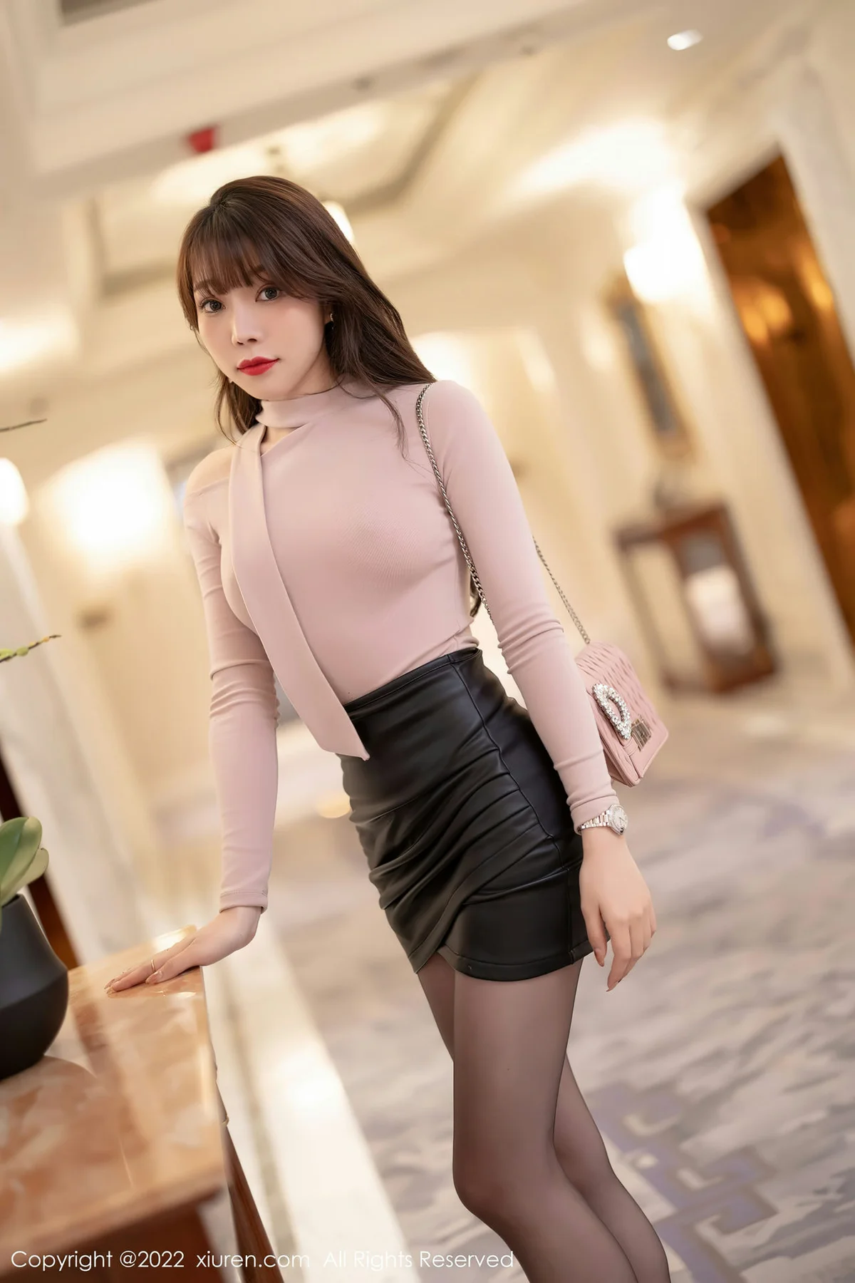 XiuRen 秀人 No.4606 诱人黑丝 芝芝Booty 性感写真1 - 4