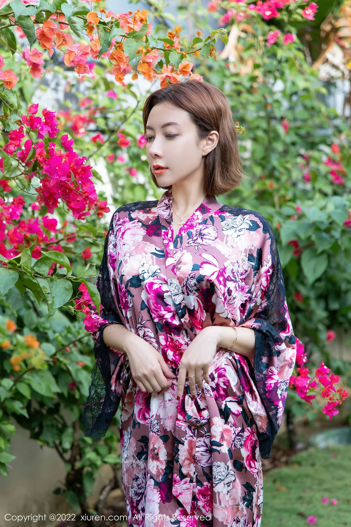 XiuRen 秀人 No.4656 灰色蕾丝内衣 果儿Victoria 性感御姐旅拍 - 2