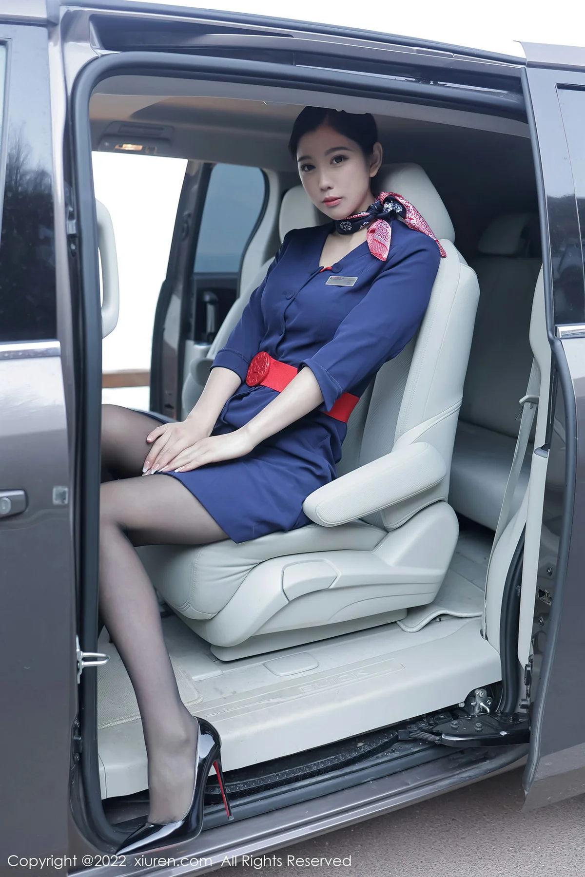 XiuRen 秀人 No.4809 空姐制服 李雅柔182CM 大理旅拍3 - 4