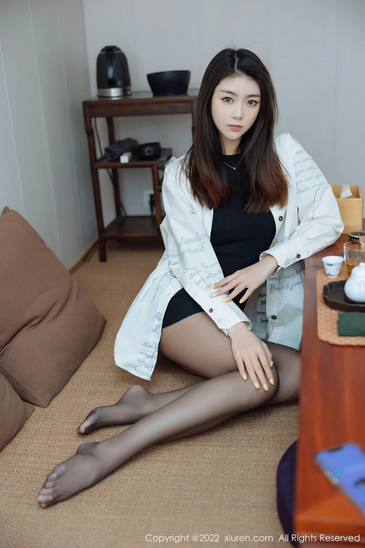 XiuRen 秀人 No.4832 简约白色外衣 可樂Vicky 性感写真2 - 2