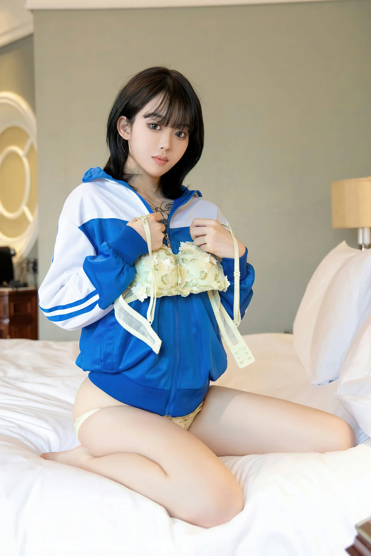 XiuRen 秀人 No.4838 极致美腿 奶瓶. 性感写真1 - 2