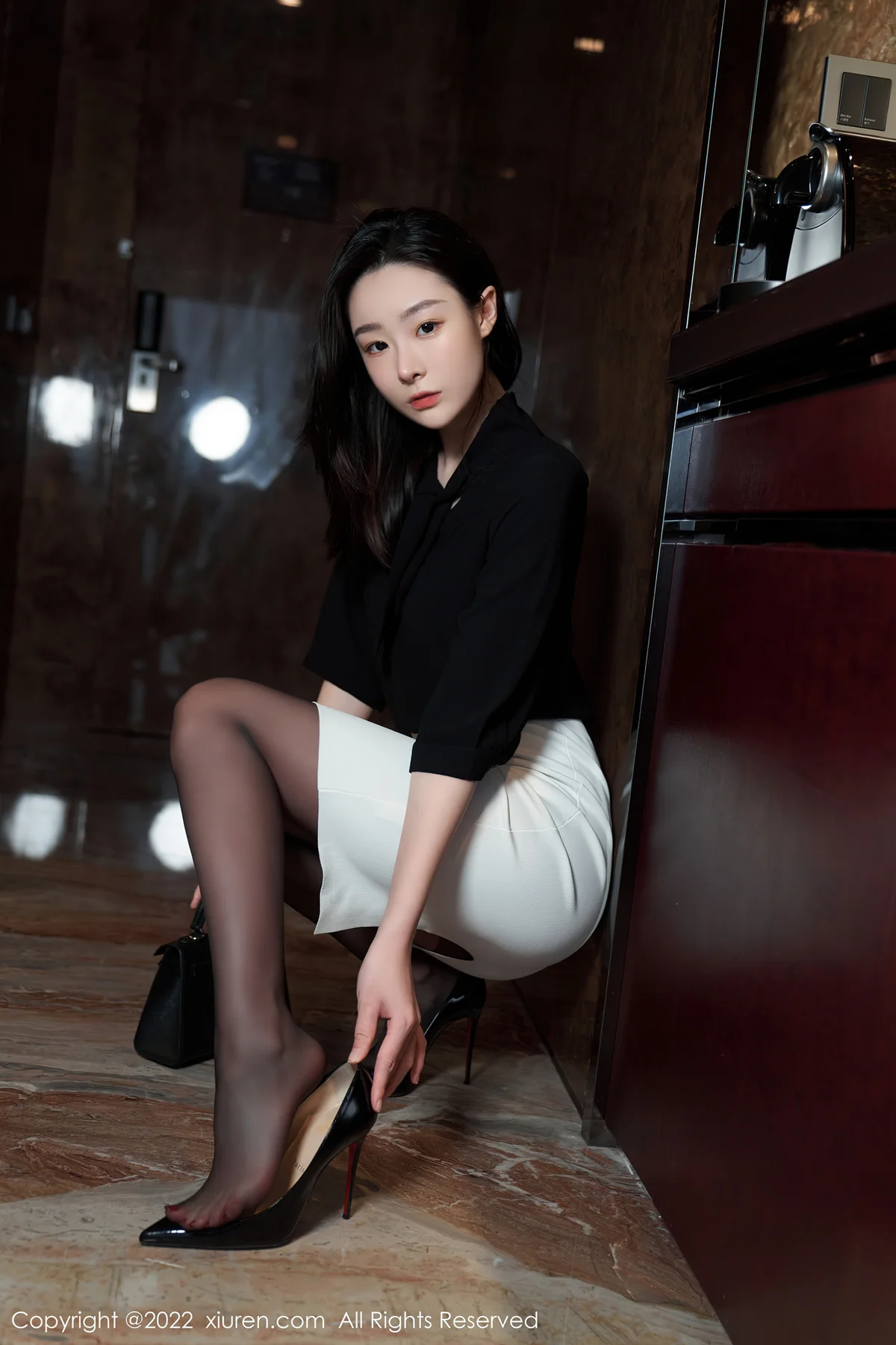 XiuRen 秀人 No.5312 是小逗逗 黑丝翘臀 - 1