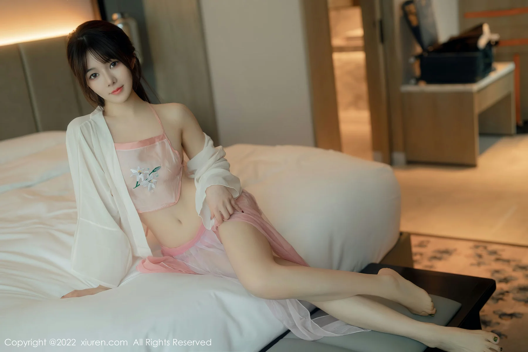 XiuRen 秀人 No.5519 婠婠么 性感粉色布兜性感写真1 - 7