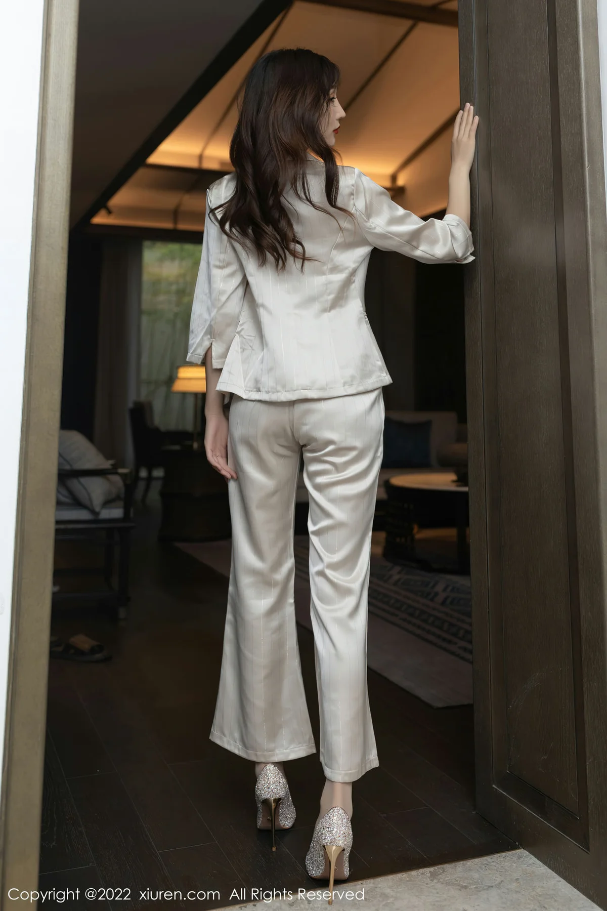 XiuRen 秀人 No.5594 陆萱萱 金色职业装性感私房写真111 - 1