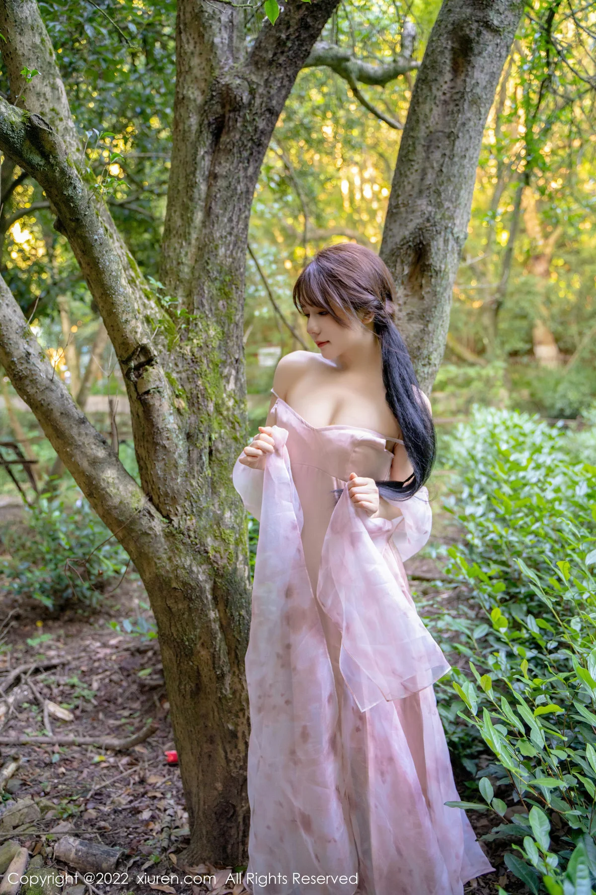 XiuRen 秀人 No.5690 婠婠么 吊带长裙户外拍摄性感写真 - 4