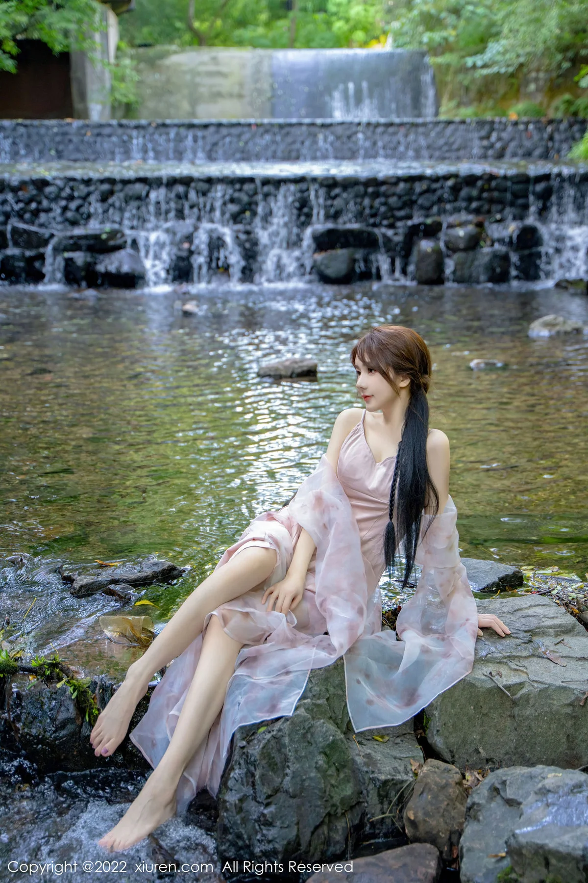 XiuRen 秀人 No.5690 婠婠么 吊带长裙户外拍摄性感写真 - 1