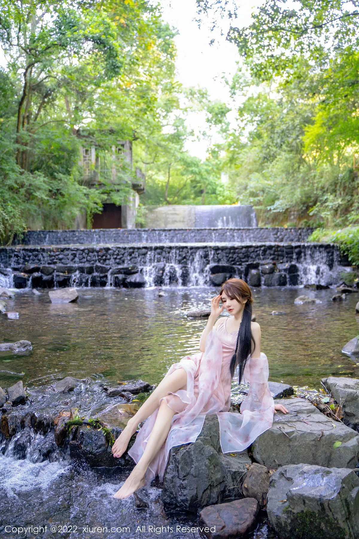 XiuRen 秀人 No.5690 婠婠么 吊带长裙户外拍摄性感写真 - 3