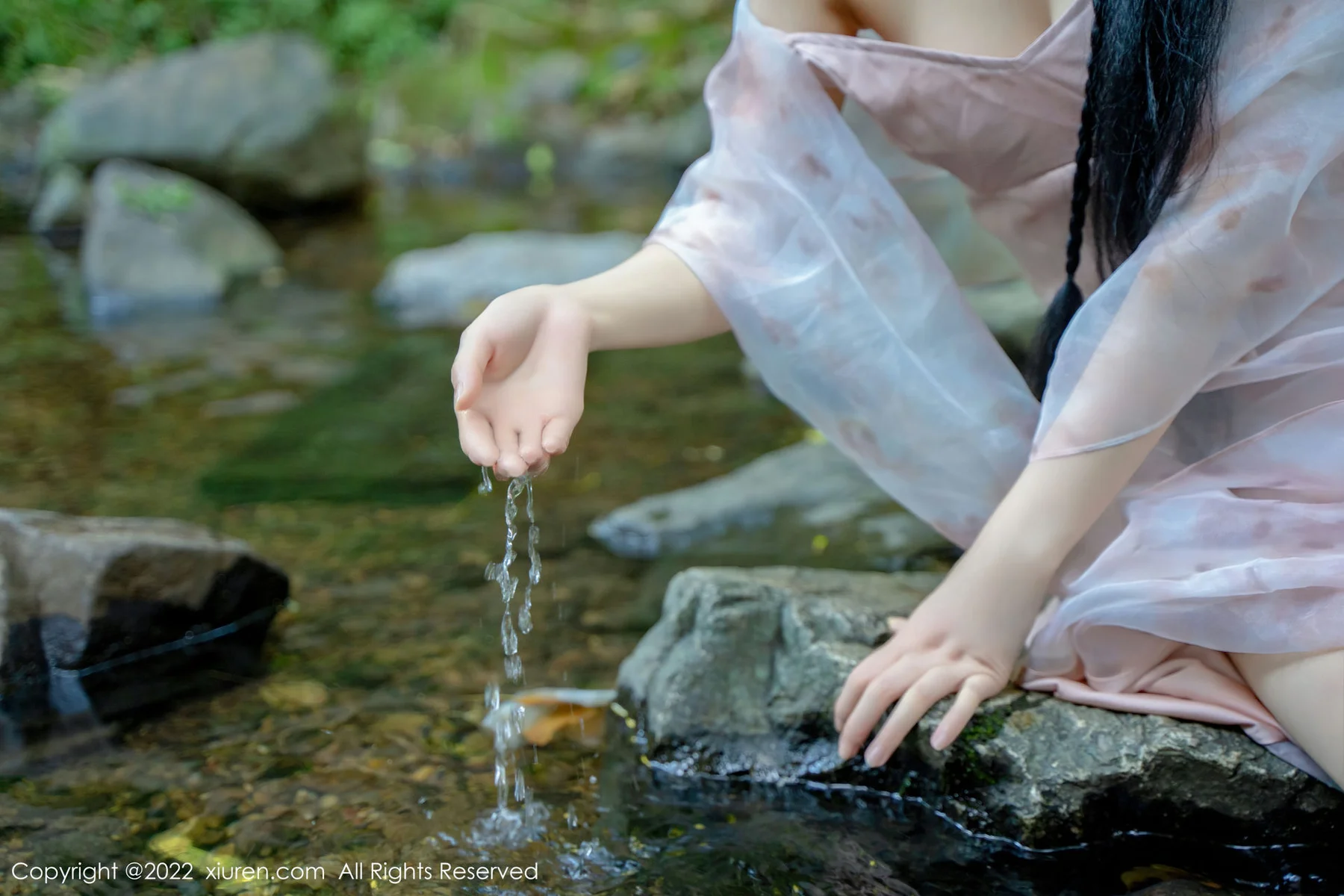 XiuRen 秀人 No.5690 婠婠么 吊带长裙户外拍摄性感写真 - 5