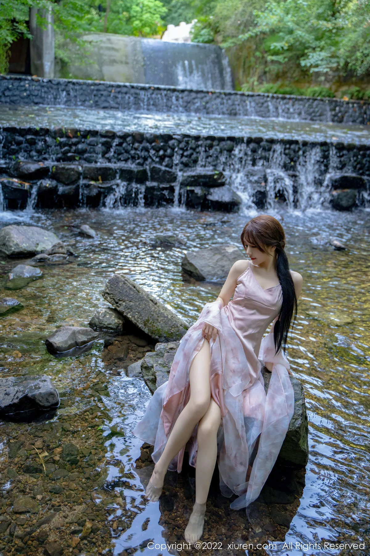 XiuRen 秀人 No.5690 婠婠么 吊带长裙户外拍摄性感写真 - 9