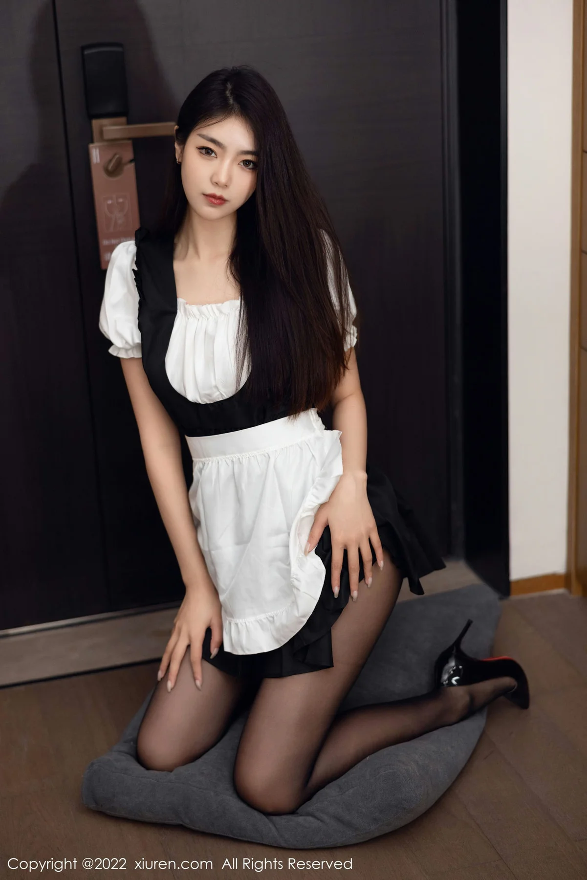 XiuRen 秀人 No.5706 可樂Vicky 拼色厨娘性感写真 - 1