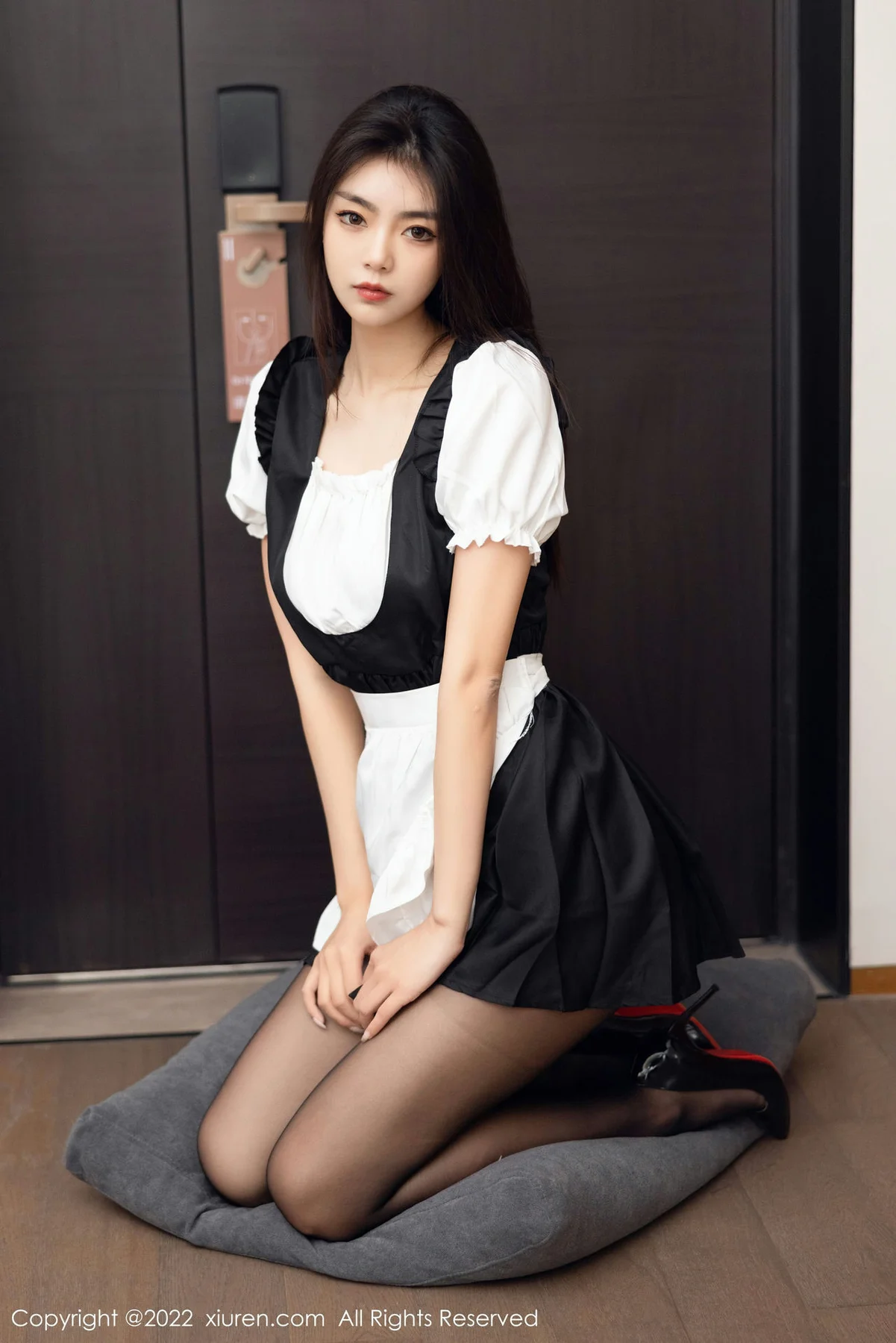 XiuRen 秀人 No.5706 可樂Vicky 拼色厨娘性感写真 - 2