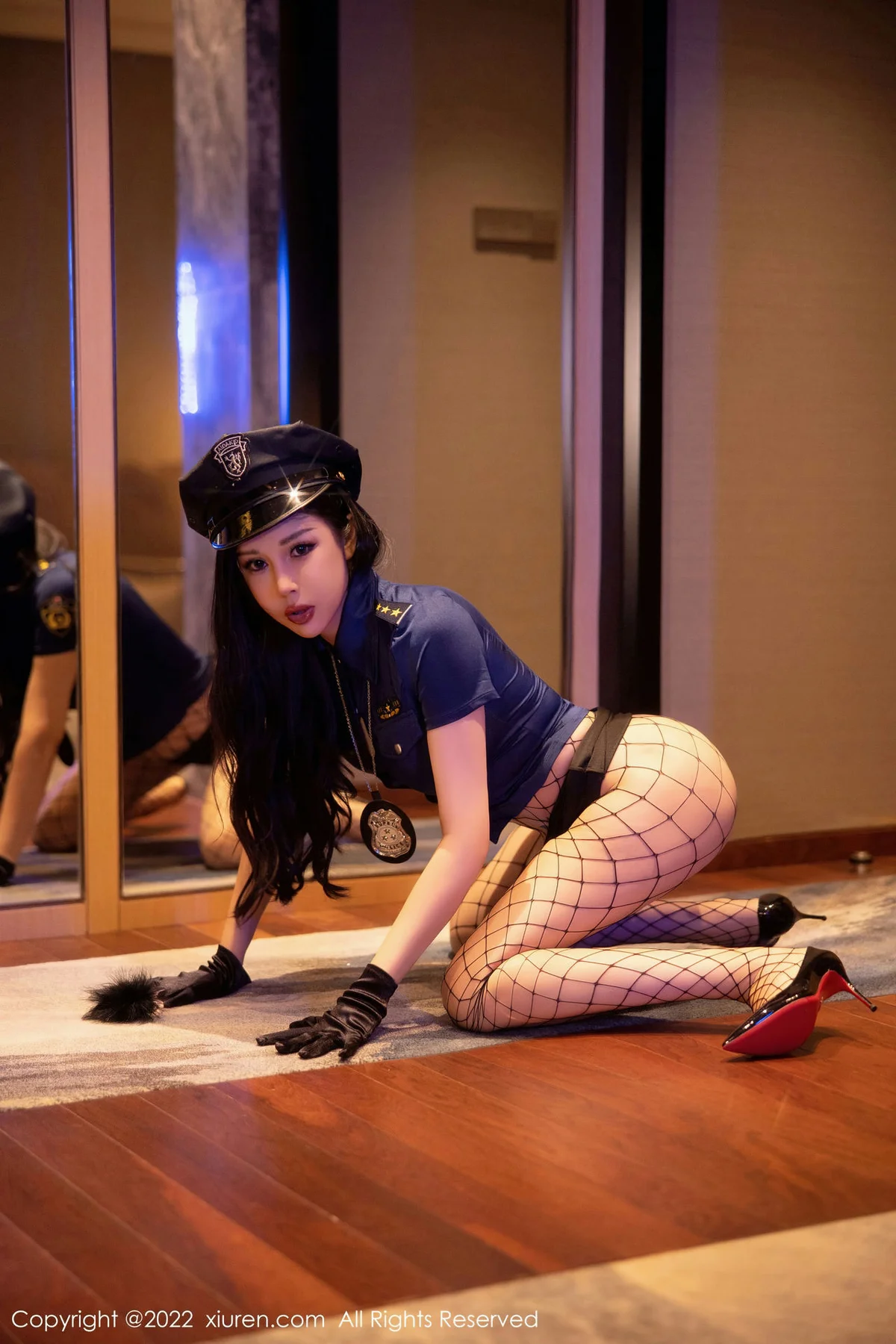 XiuRen 秀人 No.5767 田冰冰 警官制服黑色网格袜写真3 - 5