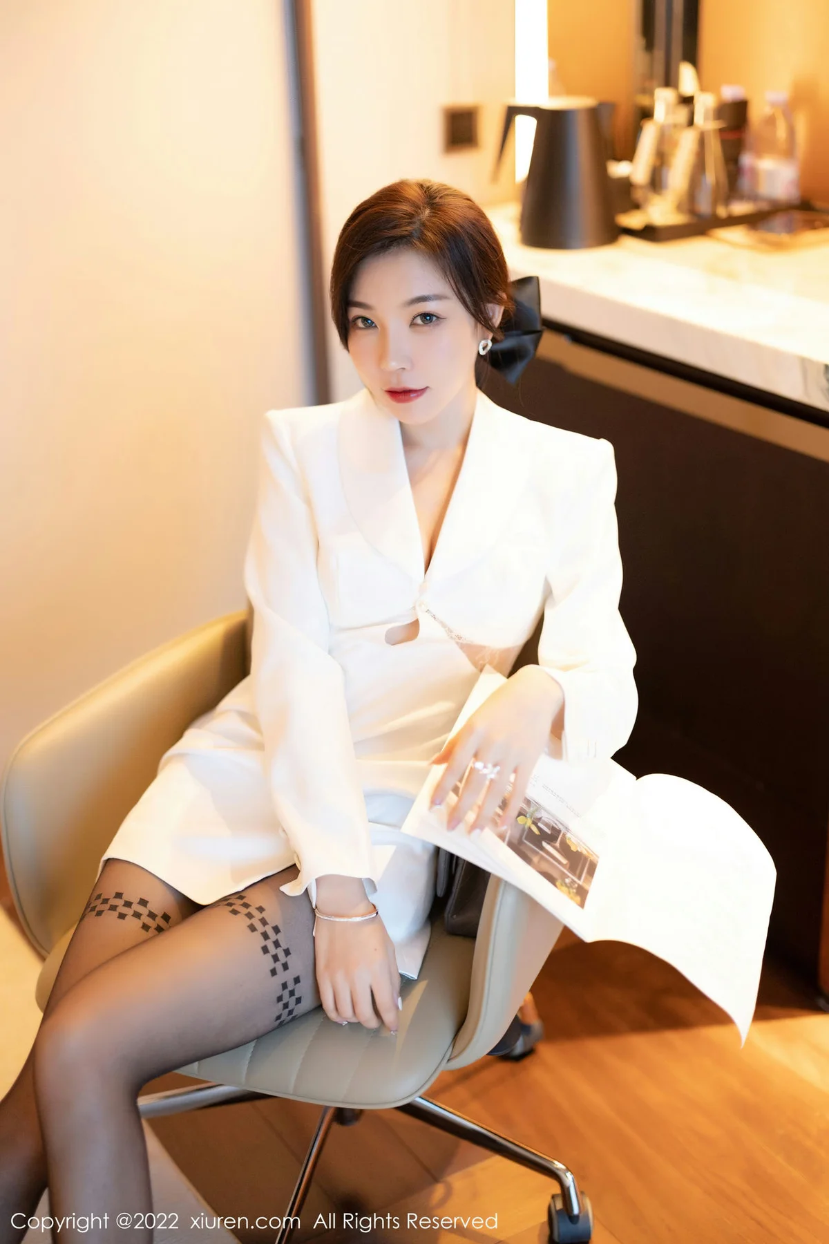 XiuRen 秀人 No.5770 徐莉芝Booty 浅色情趣蕾丝内衣性感写真1 - 4