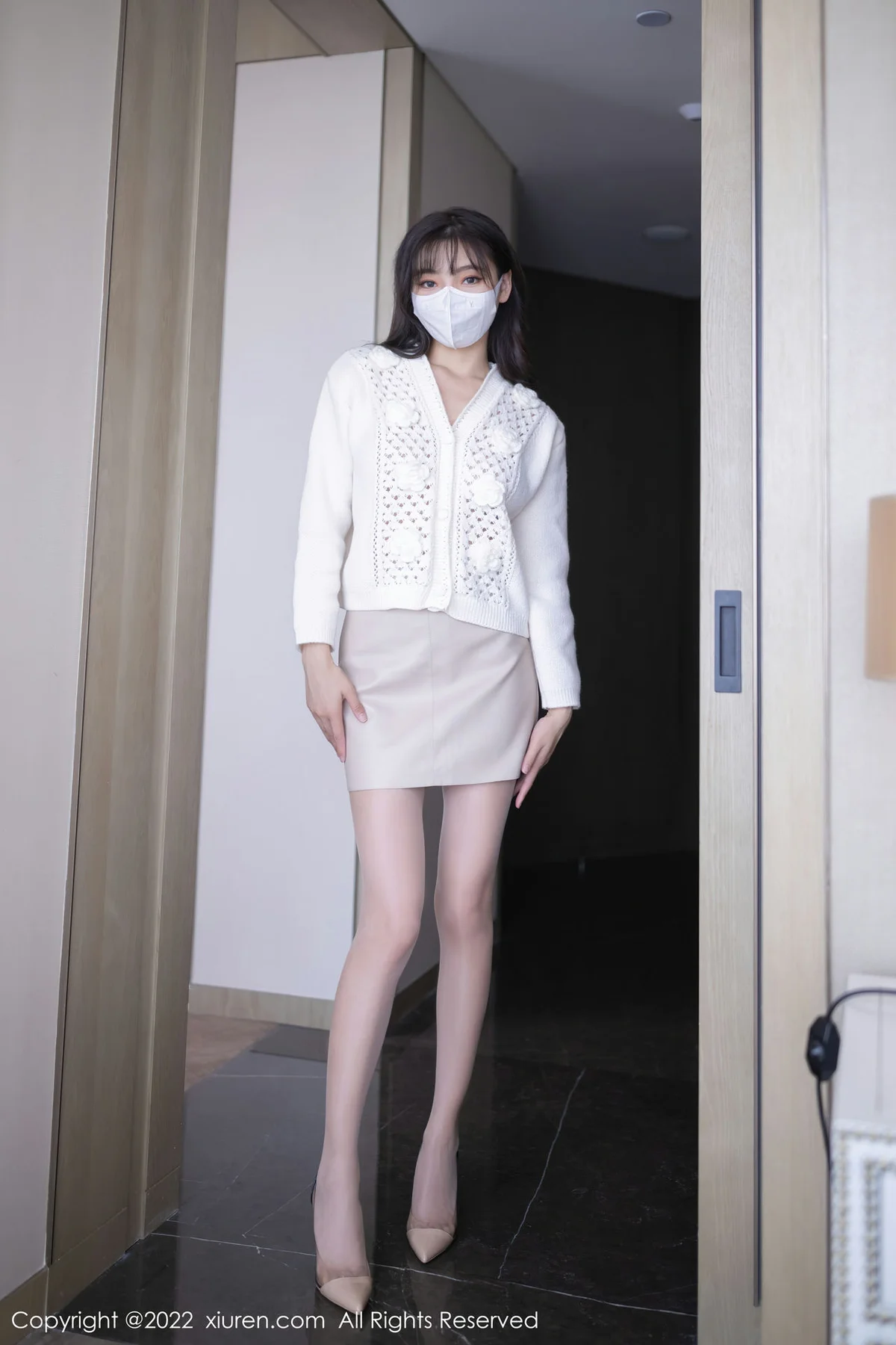 XiuRen 秀人 No.5771 陆萱萱 浅色短裙性感私房111 - 1