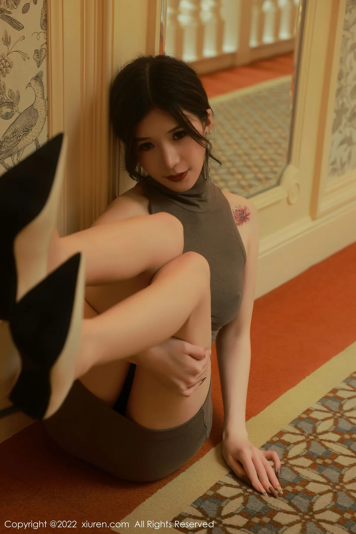 XiuRen 秀人 No.5786 hebe韩心雨 橄榄灰收身连衣短裙 - 2